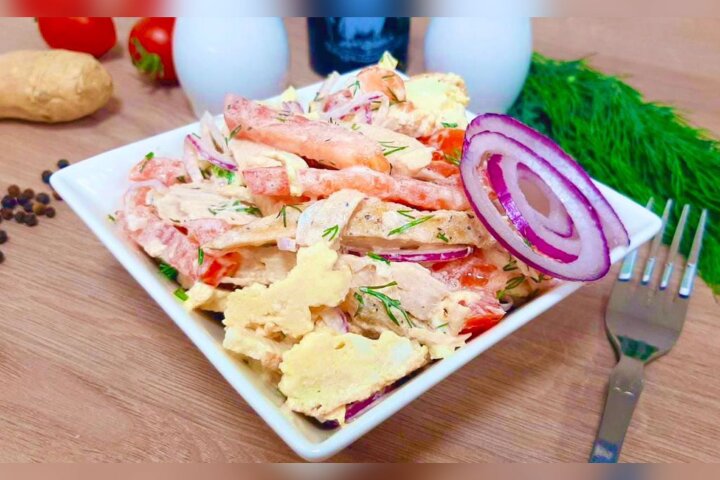 Салат с курицей и омлетом 250 гр