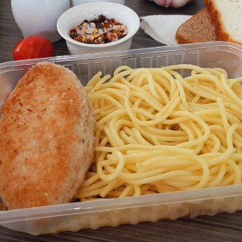 Спагетти с котлетой куриной