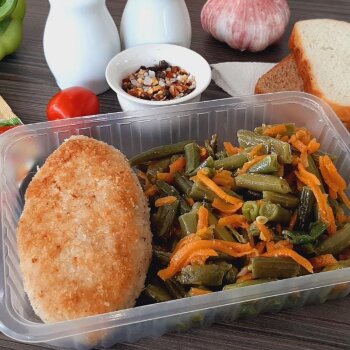 Фасоль стручковая с овощами и котлетой куриной