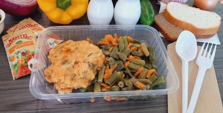 Фасоль стручковая с овощами и оладушек из курицы