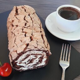 Рулет Меренговый  шоколадный с вишней 600 гр