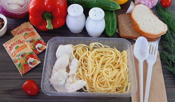 Спагетти с кусочками  куриного филе в сливочном соусе