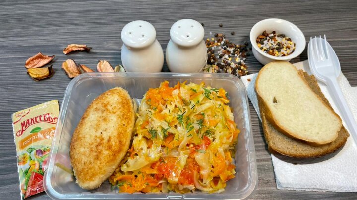 Капуста тушенная с овощами и котлетой куриной