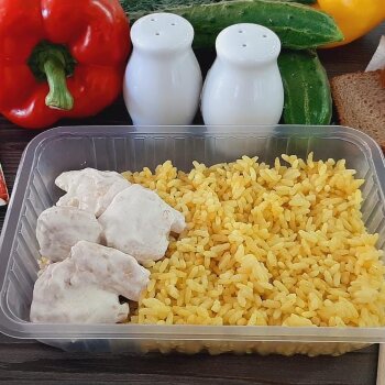 Рис с кусочками куриного филе в сливочном соусе