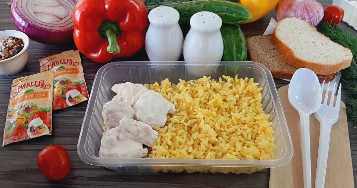 Рис с кусочками куриного филе в сливочном соусе